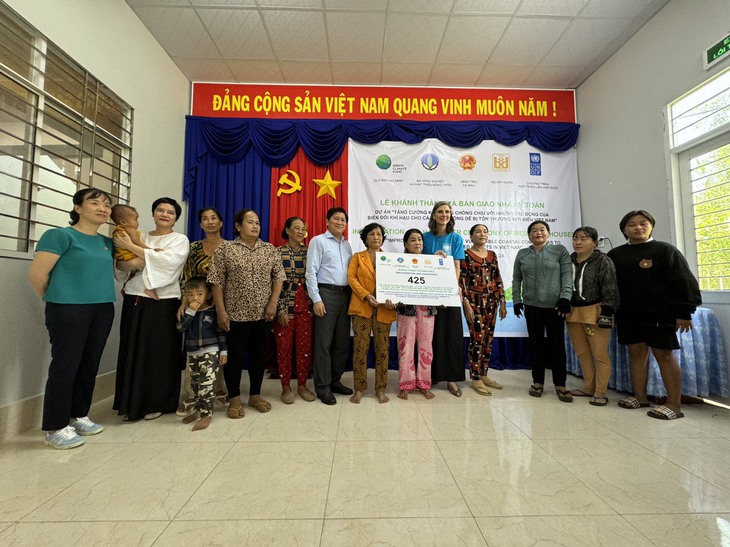 425 căn nhà chống bão và thiên tai được bàn giao cho người dân Cà Mau- Ảnh 2. 425 căn nhà chống bão và thiên tai được bàn giao cho người dân Cà Mau- Ảnh 2.