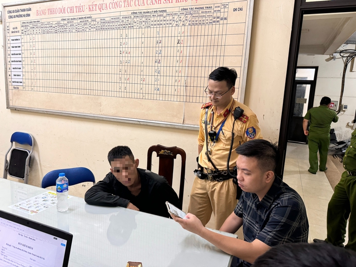 Video con nghiện nhiễm HIV lao xe vào CSGT để giải cứu đồng phạm ăn trộm- Ảnh 3. Video con nghiện nhiễm HIV lao xe vào CSGT để giải cứu đồng phạm ăn trộm- Ảnh 3.