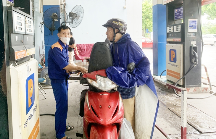 Từ 15h ngày 15/8, giá xăng bật tăng trở lại sau 5 lần giảm giá- Ảnh 3. Từ 15h ngày 15/8, giá xăng bật tăng trở lại sau 5 lần giảm giá- Ảnh 3.