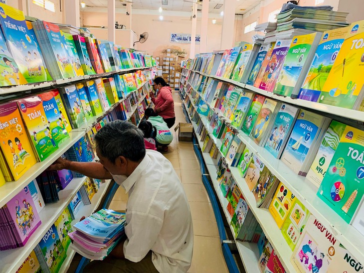 Tuyệt đối không để chậm, thiếu sách giáo khoa, tài liệu học tập khi năm học mới bắt đầu- Ảnh 1. Tuyệt đối không để chậm, thiếu sách giáo khoa, tài liệu học tập khi năm học mới bắt đầu- Ảnh 1.