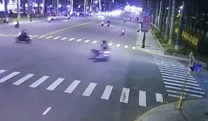 Video: Phóng như 'bay' qua ngã tư, xe máy gây tai nạn giao thông nghiêm trọng- Ảnh 1. Video: Phóng như 'bay' qua ngã tư, xe máy gây tai nạn giao thông nghiêm trọng- Ảnh 1.