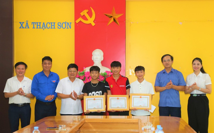 Khen thưởng ba học sinh ở Hà Tĩnh dũng cảm cứu 2 em nhỏ đuối nước