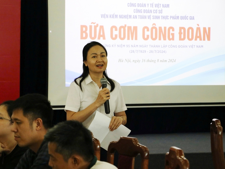 'Bữa cơm công đoàn' thêm gắn kết, sẻ chia với người lao động ngành y tế- Ảnh 1. 'Bữa cơm công đoàn' thêm gắn kết, sẻ chia với người lao động ngành y tế- Ảnh 1.