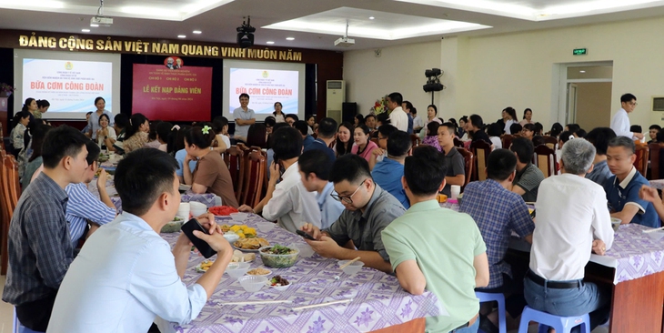 'Bữa cơm công đoàn' thêm gắn kết, sẻ chia với người lao động ngành y tế- Ảnh 2. 'Bữa cơm công đoàn' thêm gắn kết, sẻ chia với người lao động ngành y tế- Ảnh 2.