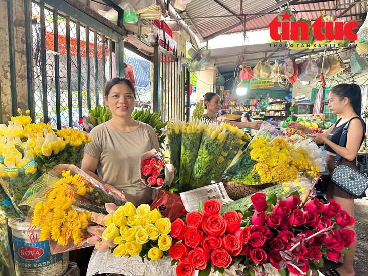 Giá rau xanh, hoa quả tại các chợ Hà Nội tăng nhẹ dịp rằm tháng Bảy- Ảnh 1. Giá rau xanh, hoa quả tại các chợ Hà Nội tăng nhẹ dịp rằm tháng Bảy- Ảnh 1.