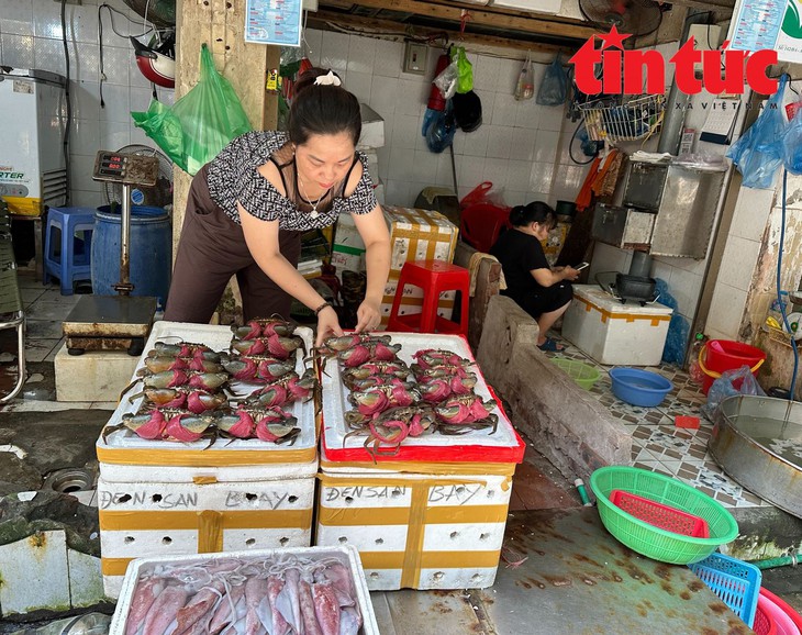 Giá rau xanh, hoa quả tại các chợ Hà Nội tăng nhẹ dịp rằm tháng Bảy- Ảnh 4. Giá rau xanh, hoa quả tại các chợ Hà Nội tăng nhẹ dịp rằm tháng Bảy- Ảnh 4.