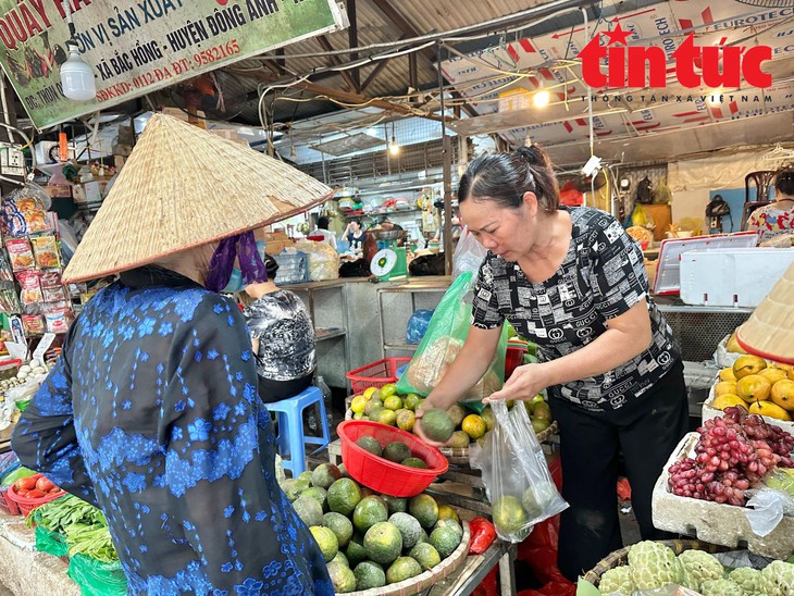 Giá rau xanh, hoa quả tại các chợ Hà Nội tăng nhẹ dịp rằm tháng Bảy- Ảnh 2. Giá rau xanh, hoa quả tại các chợ Hà Nội tăng nhẹ dịp rằm tháng Bảy- Ảnh 2.
