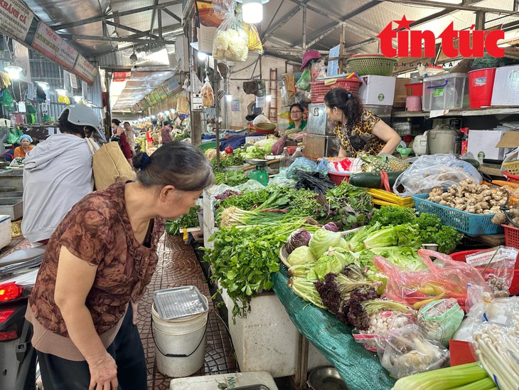 Giá rau xanh, hoa quả tại các chợ Hà Nội tăng nhẹ dịp rằm tháng Bảy- Ảnh 3. Giá rau xanh, hoa quả tại các chợ Hà Nội tăng nhẹ dịp rằm tháng Bảy- Ảnh 3.
