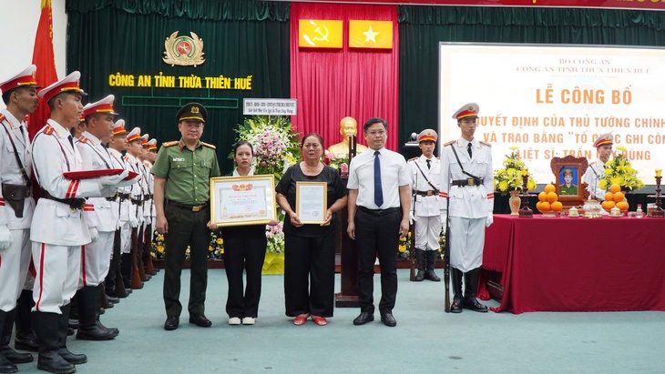 Truy tặng bằng Tổ quốc ghi công cho Phó trưởng Công an phường hy sinh- Ảnh 1. Truy tặng bằng Tổ quốc ghi công cho Phó trưởng Công an phường hy sinh- Ảnh 1.