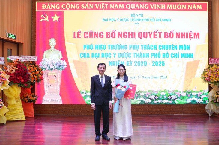 Thứ trưởng Bộ Y tế Nguyễn Tri Thức chúc mừng Tân Phó hiệu trưởng Vương Thị Ngọc Lan