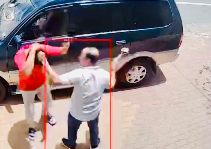 Khởi tố người đàn ông đập vỡ kính ô tô, ép lái xe quỳ xin lỗi ở Bình Dương
- Ảnh 2. Khởi tố người đàn ông đập vỡ kính ô tô, ép lái xe quỳ xin lỗi ở Bình Dương
- Ảnh 2.