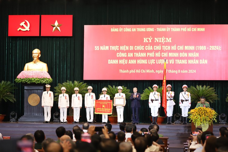 Tổng Bí thư, Chủ tịch nước Tô Lâm trao tặng danh hiệu AHLLVTND cho Công an TPHCM- Ảnh 1. Tổng Bí thư, Chủ tịch nước Tô Lâm trao tặng danh hiệu AHLLVTND cho Công an TPHCM- Ảnh 1.