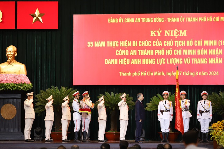 Tổng Bí thư, Chủ tịch nước Tô Lâm trao tặng danh hiệu AHLLVTND cho Công an TPHCM- Ảnh 2. Tổng Bí thư, Chủ tịch nước Tô Lâm trao tặng danh hiệu AHLLVTND cho Công an TPHCM- Ảnh 2.