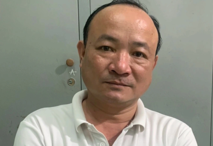 Khởi tố người đàn ông đập vỡ kính ô tô, ép lái xe quỳ xin lỗi ở Bình Dương
- Ảnh 1. Khởi tố người đàn ông đập vỡ kính ô tô, ép lái xe quỳ xin lỗi ở Bình Dương
- Ảnh 1.