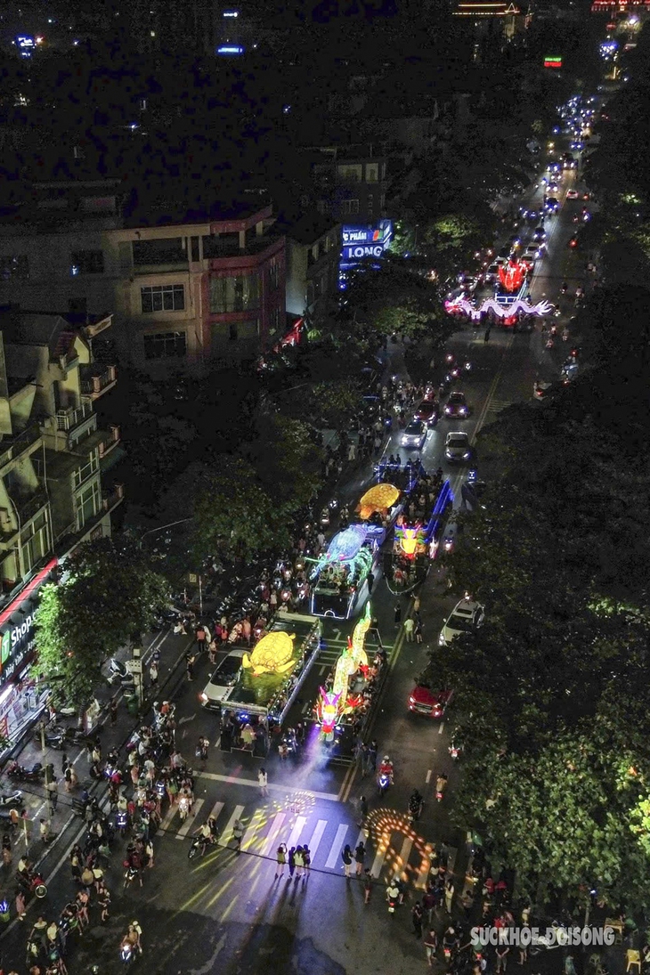 Chưa đến Trung thu, 'biển người' tấp nập rước đèn khổng lồ ở Tuyên Quang- Ảnh 1. Chưa đến Trung thu, 'biển người' tấp nập rước đèn khổng lồ ở Tuyên Quang- Ảnh 1.