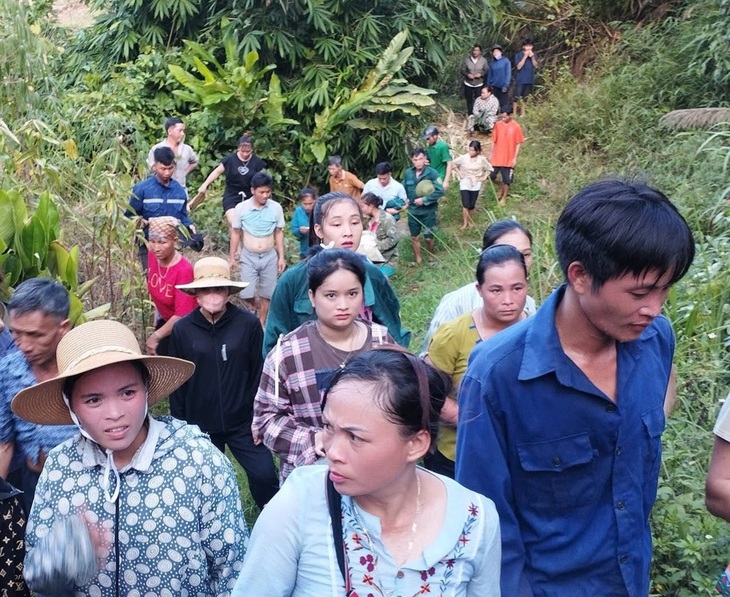Huy động hơn 100 người tìm kiếm cháu bé 6 tuổi mất tích trong rừng sâu- Ảnh 1. Huy động hơn 100 người tìm kiếm cháu bé 6 tuổi mất tích trong rừng sâu- Ảnh 1.