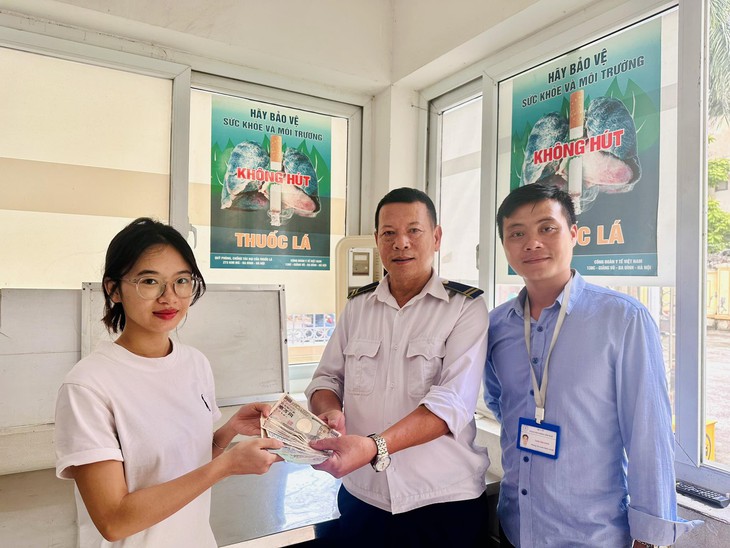 Nhân viên Bệnh viện Đặng Văn Ngữ tìm lại gần 30 triệu và giấy tờ cho bệnh nhân chỉ sau 20 phút thất lạc- Ảnh 1. Nhân viên Bệnh viện Đặng Văn Ngữ tìm lại gần 30 triệu và giấy tờ cho bệnh nhân chỉ sau 20 phút thất lạc- Ảnh 1.