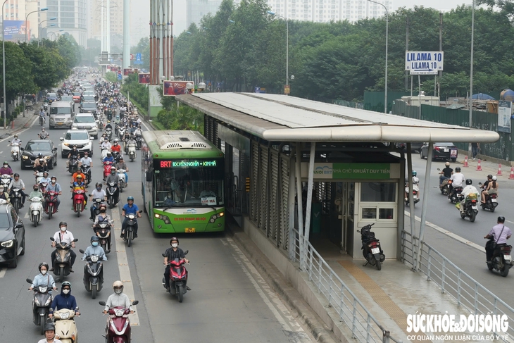 Ghi nhận trên tuyến đường chuẩn bị được 'xén' vỉa hè để giảm ùn tắc- Ảnh 2. Ghi nhận trên tuyến đường chuẩn bị được 'xén' vỉa hè để giảm ùn tắc- Ảnh 2.