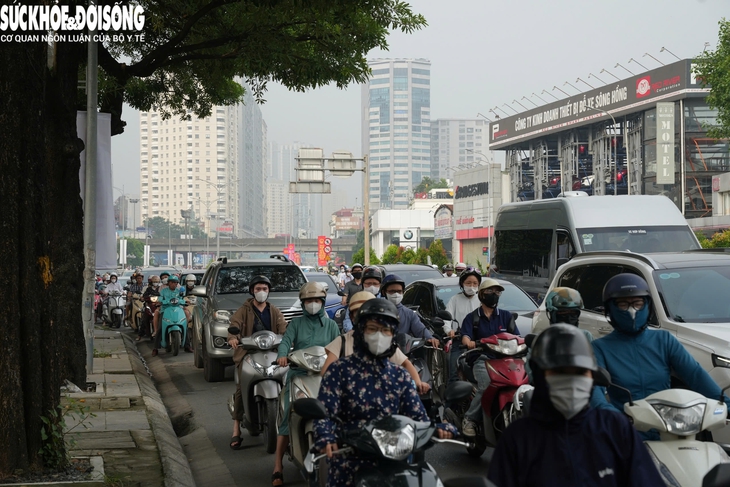 Ghi nhận trên tuyến đường chuẩn bị được 'xén' vỉa hè để giảm ùn tắc- Ảnh 4. Ghi nhận trên tuyến đường chuẩn bị được 'xén' vỉa hè để giảm ùn tắc- Ảnh 4.