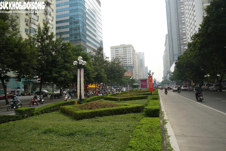 Ghi nhận trên tuyến đường chuẩn bị được 'xén' vỉa hè để giảm ùn tắc- Ảnh 1. Ghi nhận trên tuyến đường chuẩn bị được 'xén' vỉa hè để giảm ùn tắc- Ảnh 1.