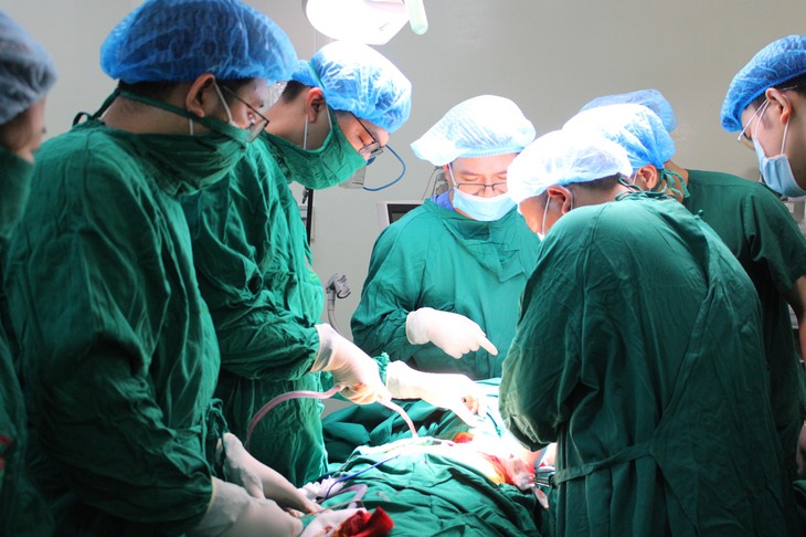 Cứu sống ngoạn mục người đàn ông nguy kịch với vết thương thấu tim, thủng phổi, đứt cơ cổ…- Ảnh 1. Cứu sống ngoạn mục người đàn ông nguy kịch với vết thương thấu tim, thủng phổi, đứt cơ cổ…- Ảnh 1.