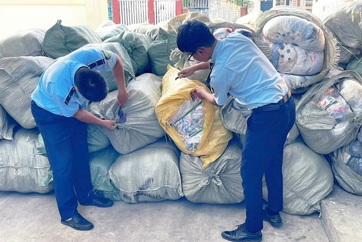 Tạm giữ 8,4 tấn quần áo đã qua sử dụng nghi nhập lậu trên đường từ Bắc vào Nam tiêu thụ- Ảnh 1. Tạm giữ 8,4 tấn quần áo đã qua sử dụng nghi nhập lậu trên đường từ Bắc vào Nam tiêu thụ- Ảnh 1.