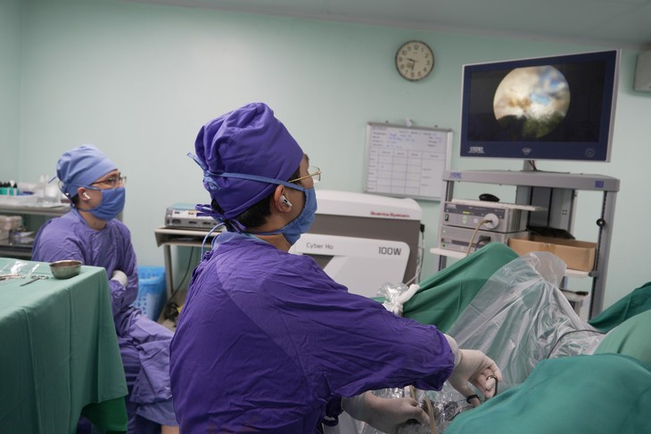 Bệnh viện Hữu Nghị phẫu thuật nội soi bốc hơi bằng laser, điều trị hiệu quả u phì đại tuyến tiền liệt- Ảnh 1. Bệnh viện Hữu Nghị phẫu thuật nội soi bốc hơi bằng laser, điều trị hiệu quả u phì đại tuyến tiền liệt- Ảnh 1.