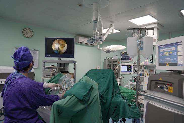 Bệnh viện Hữu Nghị phẫu thuật nội soi bốc hơi bằng laser, điều trị hiệu quả u phì đại tuyến tiền liệt- Ảnh 2. Bệnh viện Hữu Nghị phẫu thuật nội soi bốc hơi bằng laser, điều trị hiệu quả u phì đại tuyến tiền liệt- Ảnh 2.