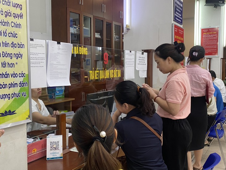 Luật Đất đai năm 2024 có hiệu lực, người Hà Nội hào hứng đi làm thủ tục- Ảnh 2. Luật Đất đai năm 2024 có hiệu lực, người Hà Nội hào hứng đi làm thủ tục- Ảnh 2.