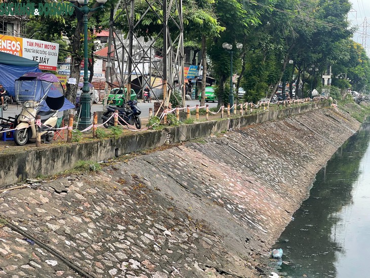 Lan can bờ sông Kim Ngưu xuống cấp, nguy hiểm rình rập người dân- Ảnh 1.
