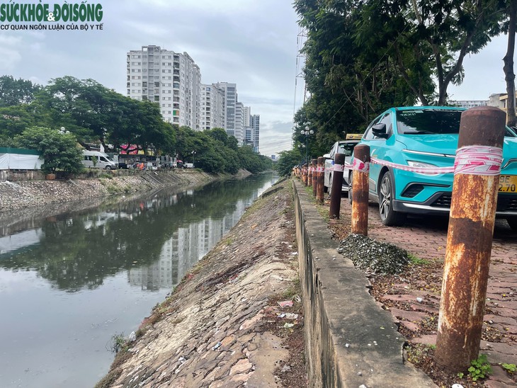 Lan can bờ sông Kim Ngưu xuống cấp, nguy hiểm rình rập người dân- Ảnh 7.