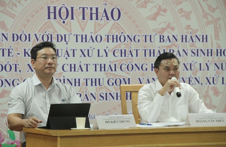 Cục trưởng Cục Kiểm soát ô nhiễm môi trường Hoàng Văn Thức phản hồi ý kiến của các đại biểu. Ảnh: Xuân Dự Cục trưởng Cục Kiểm soát ô nhiễm môi trường Hoàng Văn Thức phản hồi ý kiến của các đại biểu. Ảnh: Xuân Dự