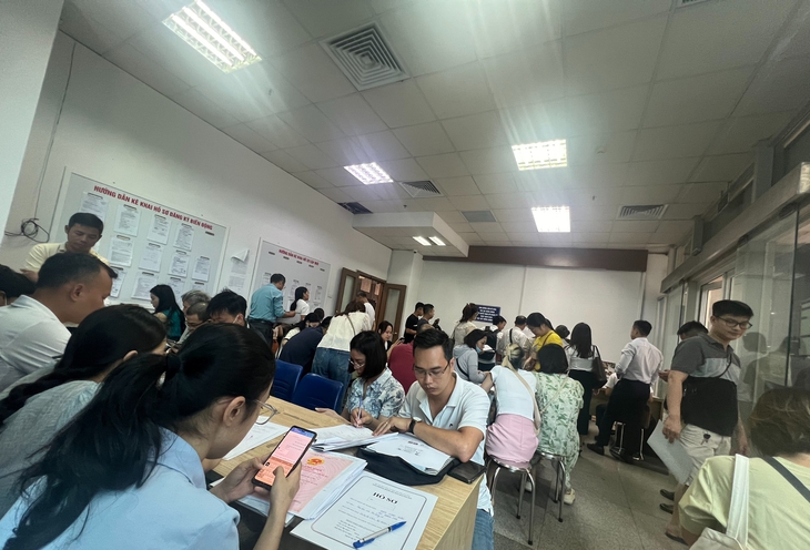 Luật Đất đai năm 2024 có hiệu lực, người Hà Nội hào hứng đi làm thủ tục- Ảnh 4. Luật Đất đai năm 2024 có hiệu lực, người Hà Nội hào hứng đi làm thủ tục- Ảnh 4.