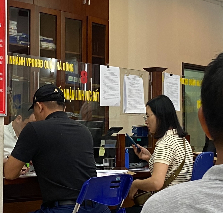 Luật Đất đai năm 2024 có hiệu lực, người Hà Nội hào hứng đi làm thủ tục- Ảnh 3. Luật Đất đai năm 2024 có hiệu lực, người Hà Nội hào hứng đi làm thủ tục- Ảnh 3.
