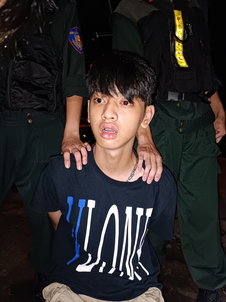 Bắt nghi phạm 16 tuổi nghiện game, dùng dao cứa cổ người tắm biển- Ảnh 1. Bắt nghi phạm 16 tuổi nghiện game, dùng dao cứa cổ người tắm biển- Ảnh 1.