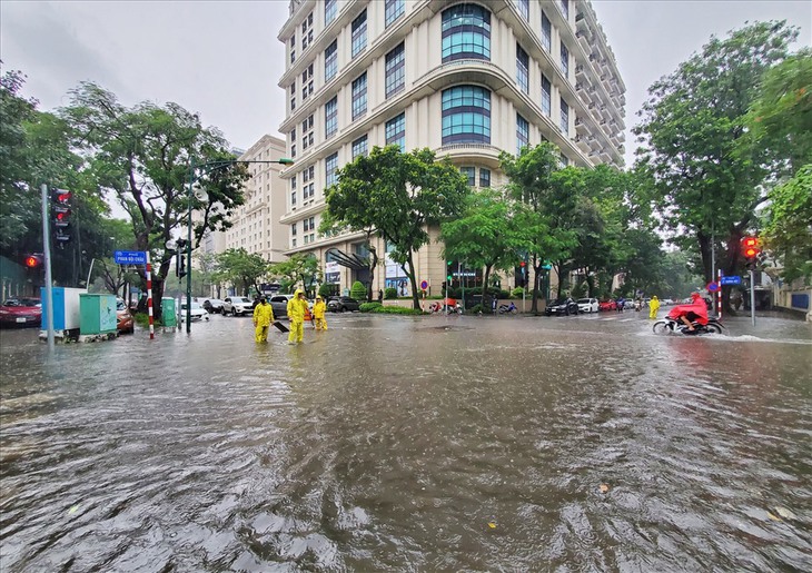Hàng loạt tuyến phố ở Hà Nội có nguy cơ ngập sâu do mưa lớn- Ảnh 2. Hàng loạt tuyến phố ở Hà Nội có nguy cơ ngập sâu do mưa lớn- Ảnh 2.