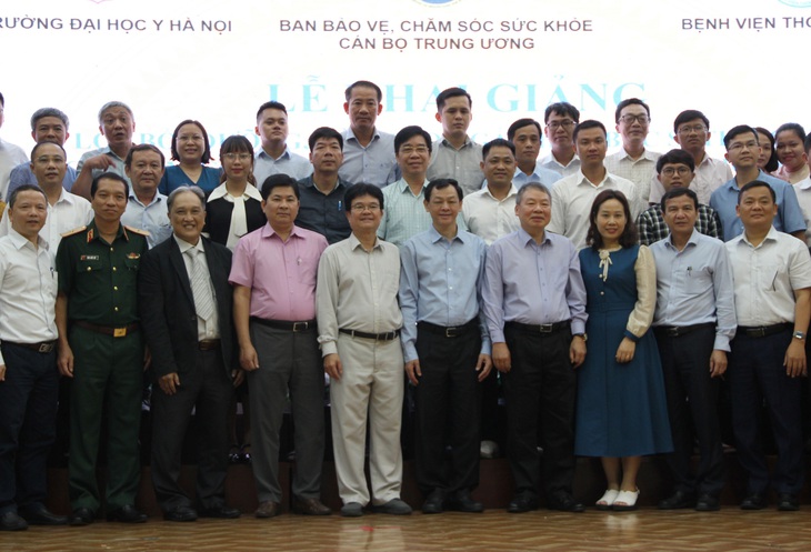 Các vị lãnh đạo và học viên lớp bồi dưỡng, đào tạo ngắn hạn. Ảnh: Xuân Dự Các vị lãnh đạo và học viên lớp bồi dưỡng, đào tạo ngắn hạn. Ảnh: Xuân Dự