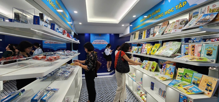 8 cách nhận diện sách giáo khoa, vở, đồ dùng học tập thật - giả trước thềm năm học mới- Ảnh 1.