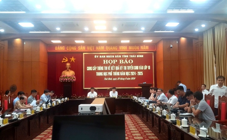 Vụ gần 2.800 bài thi tự luận bị sai điểm: Số học sinh từ đỗ thành trượt xử lý thế nào?- Ảnh 1. Vụ gần 2.800 bài thi tự luận bị sai điểm: Số học sinh từ đỗ thành trượt xử lý thế nào?- Ảnh 1.