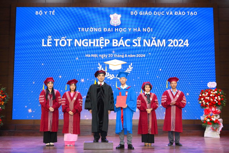 Thêm gần 800 tân bác sĩ của Trường Đại học Y Hà Nội được đào tạo theo chương trình đổi mới- Ảnh 1. Thêm gần 800 tân bác sĩ của Trường Đại học Y Hà Nội được đào tạo theo chương trình đổi mới- Ảnh 1.