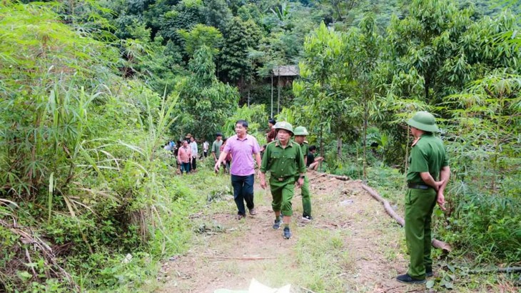 Khen thưởng lực lượng tìm kiếm cháu bé lạc trong rừng sâu ở Yên Bái- Ảnh 1. Khen thưởng lực lượng tìm kiếm cháu bé lạc trong rừng sâu ở Yên Bái- Ảnh 1.