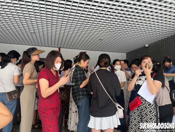 Hàng trăm phụ huynh 'quây kín' Trường Tiểu học Tây Mỗ 3 để chất vấn về vấn đề tuyển sinh- Ảnh 1. Hàng trăm phụ huynh 'quây kín' Trường Tiểu học Tây Mỗ 3 để chất vấn về vấn đề tuyển sinh- Ảnh 1.