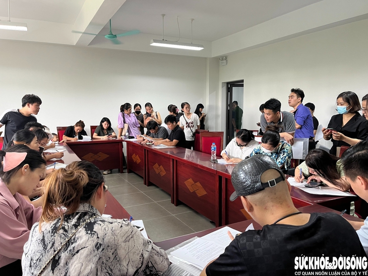 Hàng trăm phụ huynh 'quây kín' Trường Tiểu học Tây Mỗ 3 để chất vấn về vấn đề tuyển sinh- Ảnh 2. Hàng trăm phụ huynh 'quây kín' Trường Tiểu học Tây Mỗ 3 để chất vấn về vấn đề tuyển sinh- Ảnh 2.