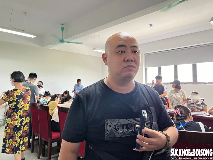 Hàng trăm phụ huynh 'quây kín' Trường Tiểu học Tây Mỗ 3 để chất vấn về vấn đề tuyển sinh- Ảnh 3. Hàng trăm phụ huynh 'quây kín' Trường Tiểu học Tây Mỗ 3 để chất vấn về vấn đề tuyển sinh- Ảnh 3.