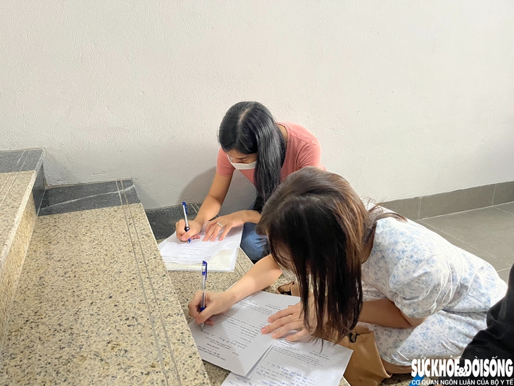 Hàng trăm phụ huynh 'quây kín' Trường Tiểu học Tây Mỗ 3 để chất vấn về vấn đề tuyển sinh- Ảnh 4. Hàng trăm phụ huynh 'quây kín' Trường Tiểu học Tây Mỗ 3 để chất vấn về vấn đề tuyển sinh- Ảnh 4.