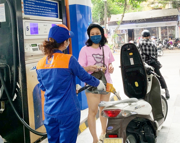Giá xăng có thể giảm trong kỳ điều hành ngày mai?- Ảnh 2. Giá xăng có thể giảm trong kỳ điều hành ngày mai?- Ảnh 2.