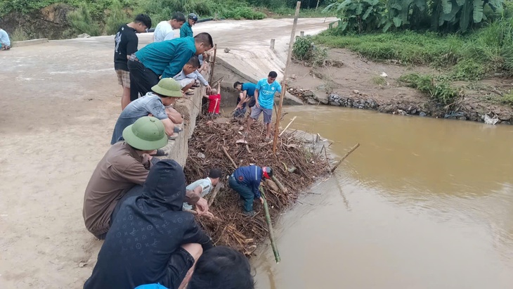 Gần 100 người tìm kiếm người đàn ông ở Yên Bái mất tích - Ảnh 2. Gần 100 người tìm kiếm người đàn ông ở Yên Bái mất tích - Ảnh 2.