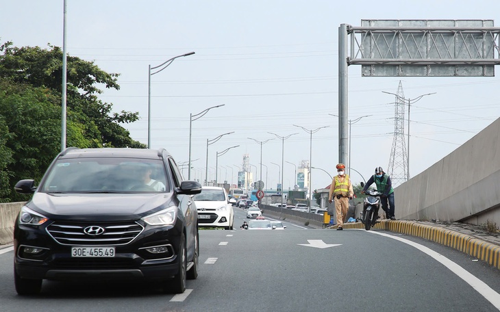 CSGT "mật phục" xử lý xe ôm đón khách trên đường cấm