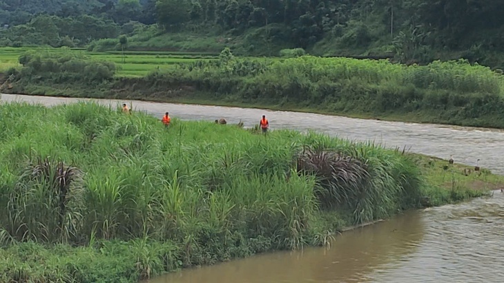 Gần 100 người tìm kiếm người đàn ông ở Yên Bái mất tích - Ảnh 1. Gần 100 người tìm kiếm người đàn ông ở Yên Bái mất tích - Ảnh 1.