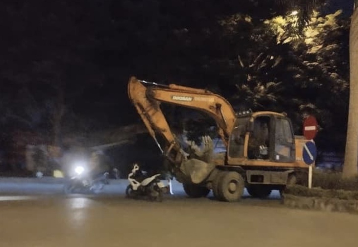 Tạm giữ tài xế máy xúc gây tai nạn làm 1 người tử vong ở Hà Nội- Ảnh 1. Tạm giữ tài xế máy xúc gây tai nạn làm 1 người tử vong ở Hà Nội- Ảnh 1.